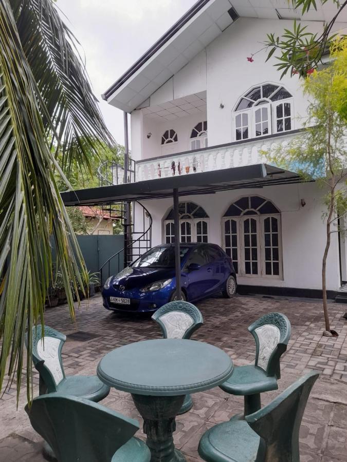 Hellen Homestay Негомбо Екстериор снимка