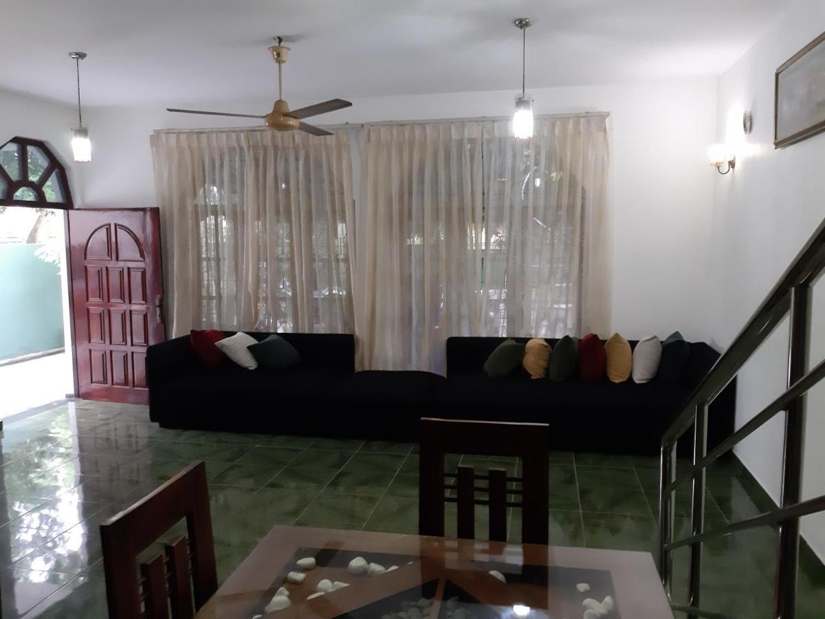 Hellen Homestay Негомбо Екстериор снимка