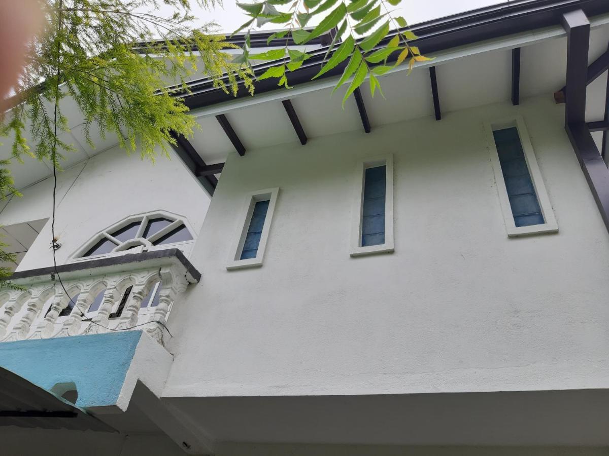 Hellen Homestay Негомбо Екстериор снимка