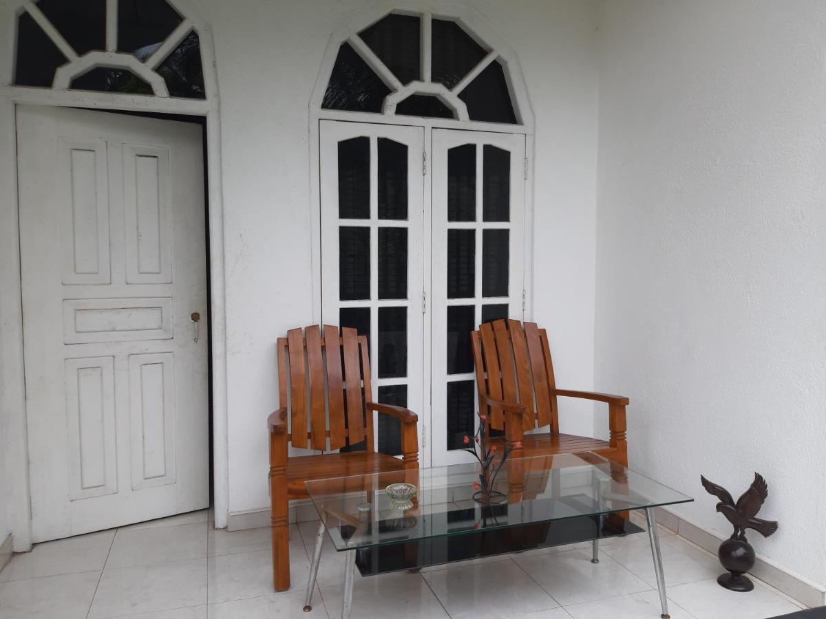 Hellen Homestay Негомбо Екстериор снимка