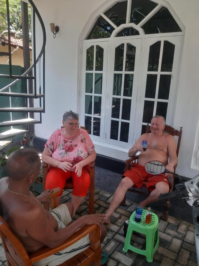 Hellen Homestay Негомбо Екстериор снимка